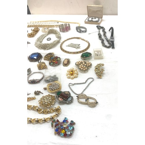 444 - Selection of vintage and later ladies costume jewellery to include brooches, bangle, necklaces, watc... 