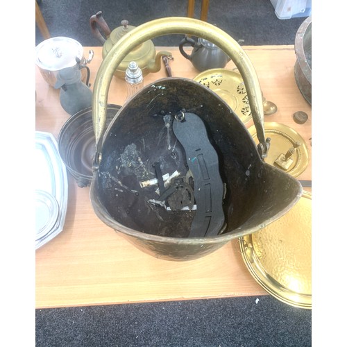 137 - Large selection of metalware to include warming pan, log basket, kettle, tray, lady bell etc