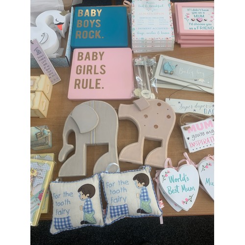 182 - Selection of new baby celebration items to include plaques, tooth fairy cushions, birth certificate ... 