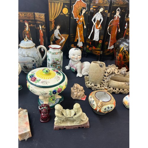 179 - Selection of Chinese ornaments to include vases, miniature screen, bowls, teapot etc