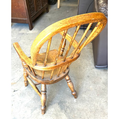 514 - Childs elm Windsor chair, approximate height 28 inches