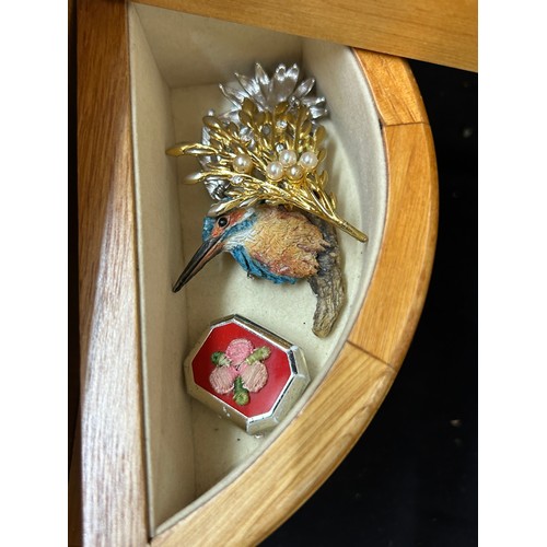 35 - Wooden jewellery box containing costume jewellery