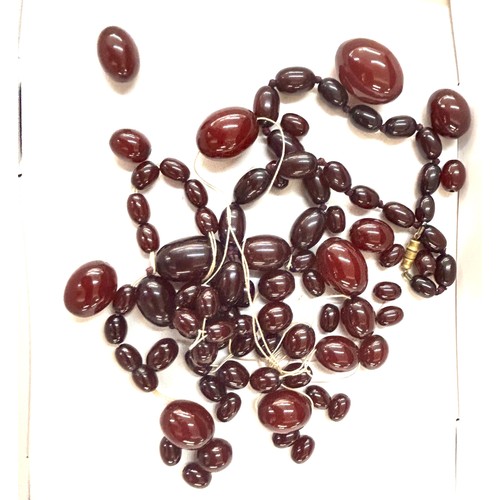 430 - Assorted loose art deco red amber bakelite beads for necklace, some with internal streaking 90g