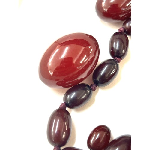 430 - Assorted loose art deco red amber bakelite beads for necklace, some with internal streaking 90g