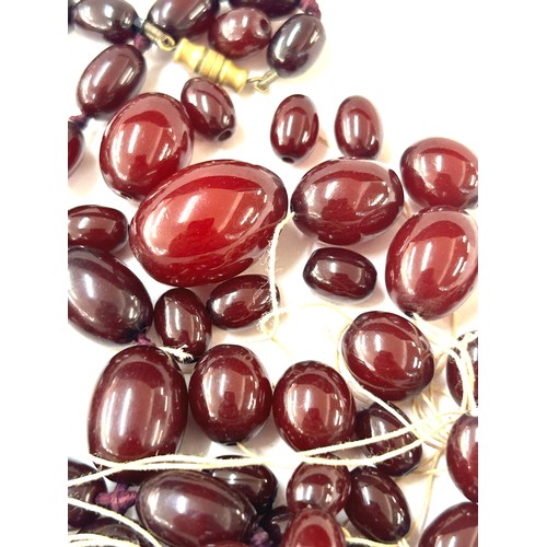 430 - Assorted loose art deco red amber bakelite beads for necklace, some with internal streaking 90g