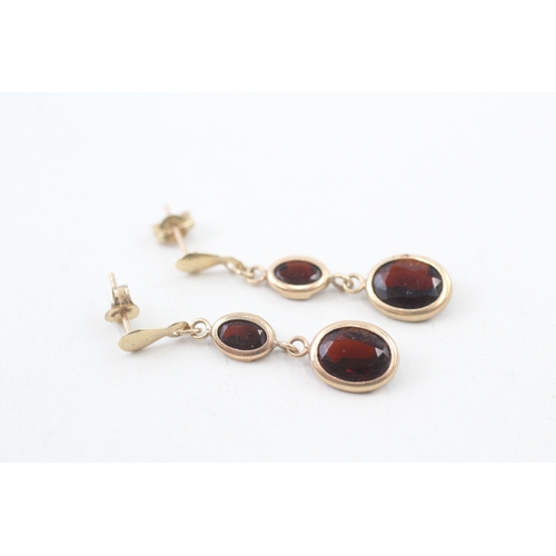 119 - 9ct gold and garnet drop stud earrings (1.4g)