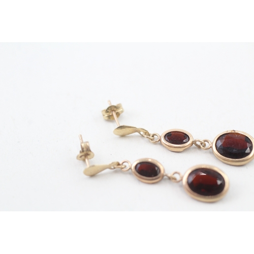 119 - 9ct gold and garnet drop stud earrings (1.4g)