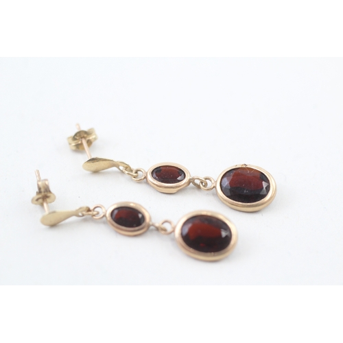 119 - 9ct gold and garnet drop stud earrings (1.4g)