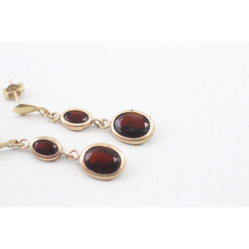 119 - 9ct gold and garnet drop stud earrings (1.4g)