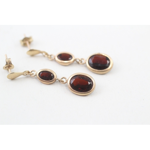 119 - 9ct gold and garnet drop stud earrings (1.4g)