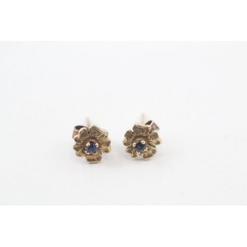 121 - 9ct gold and sapphire flower stud earrings (1.1g)