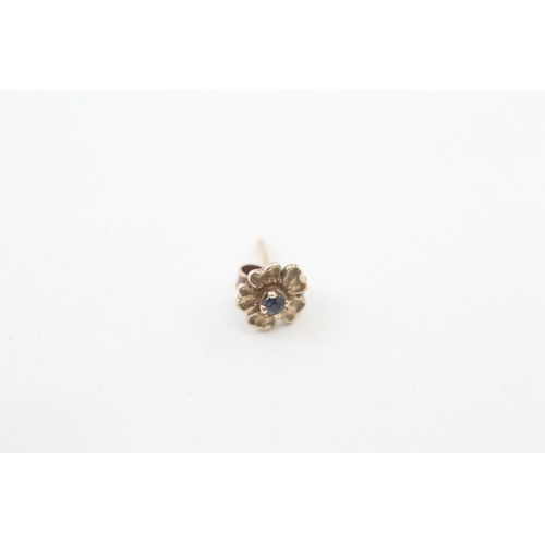 121 - 9ct gold and sapphire flower stud earrings (1.1g)