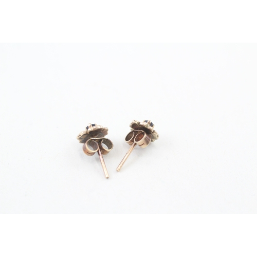 121 - 9ct gold and sapphire flower stud earrings (1.1g)