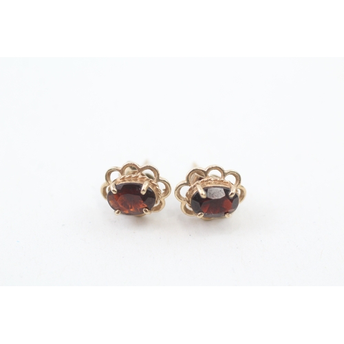 123 - 9ct gold and garnet stud earrings (1.6g)