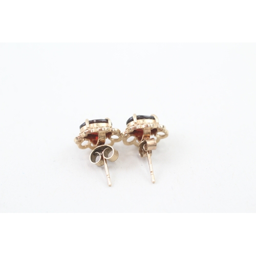 123 - 9ct gold and garnet stud earrings (1.6g)