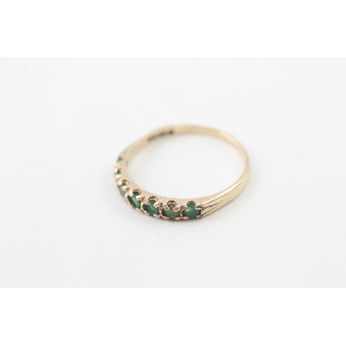 125 - 9ct gold and emerald row ring (1.6g)