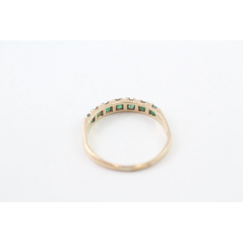 125 - 9ct gold and emerald row ring (1.6g)