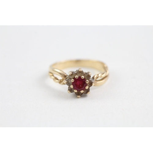 127 - 9ct gold red & white gemstone floral cluster ring (2.4g)