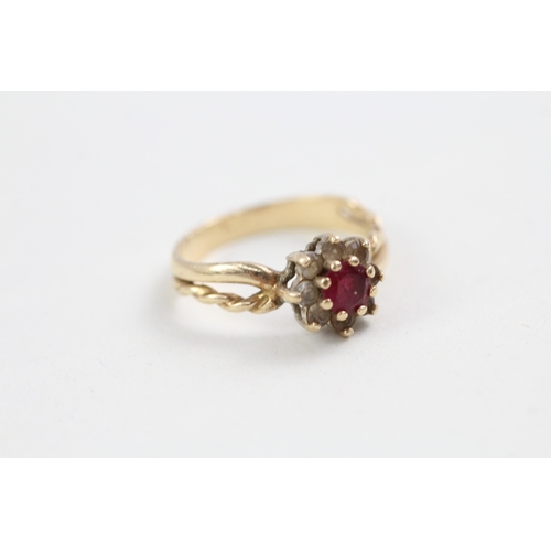 127 - 9ct gold red & white gemstone floral cluster ring (2.4g)