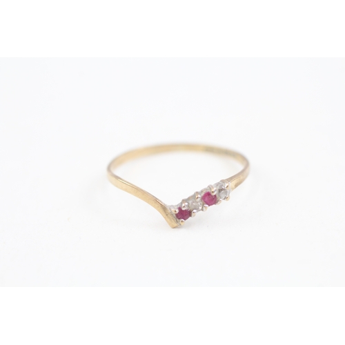 128 - 9ct gold ruby and cubic zirconia wishbone chevron dress ring (0.7g)