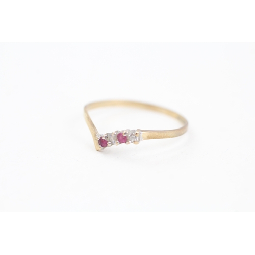 128 - 9ct gold ruby and cubic zirconia wishbone chevron dress ring (0.7g)