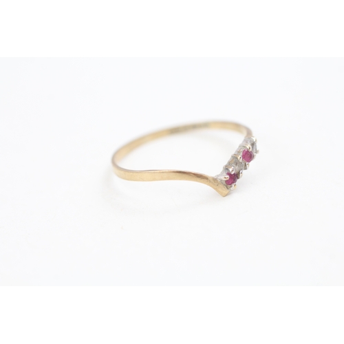 128 - 9ct gold ruby and cubic zirconia wishbone chevron dress ring (0.7g)