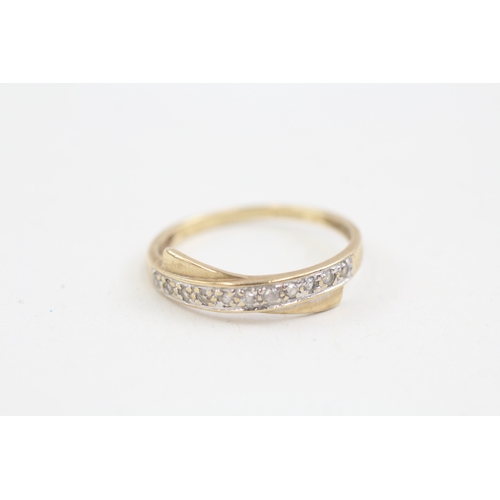 129 - 9ct gold cubic zirconia set crossover band ring (1.5g)