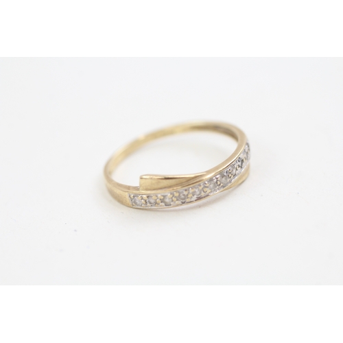 129 - 9ct gold cubic zirconia set crossover band ring (1.5g)