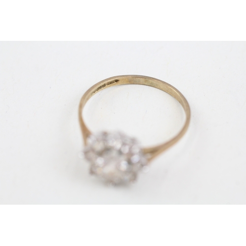 131 - 9ct gold cubic zirconia set cluster ring (1.7g)