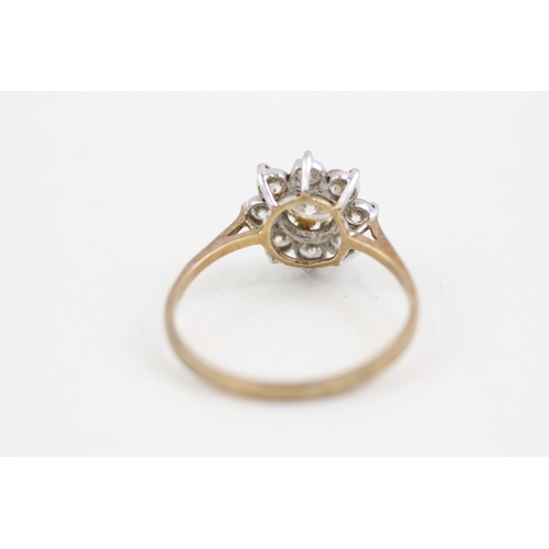 131 - 9ct gold cubic zirconia set cluster ring (1.7g)