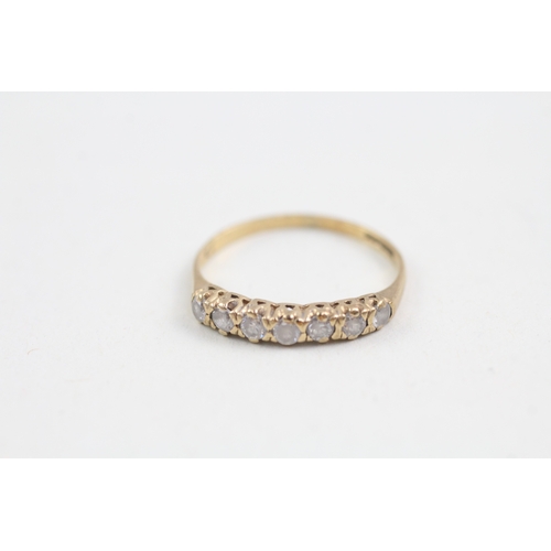 132 - 9ct gold cubic zirconia seven stone ring (1g)