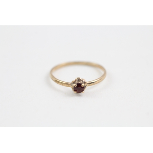 133 - 9ct gold garnet single stone ring (0.7g)