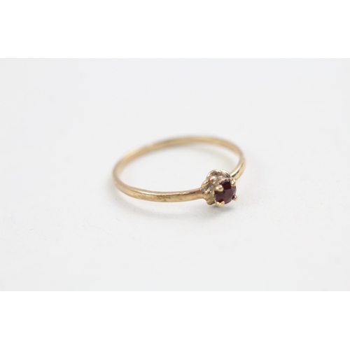 133 - 9ct gold garnet single stone ring (0.7g)