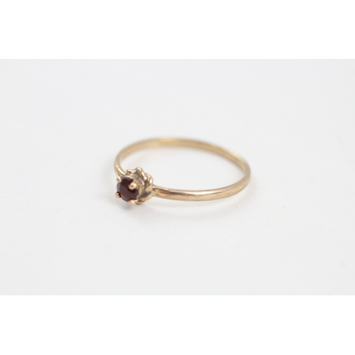 133 - 9ct gold garnet single stone ring (0.7g)