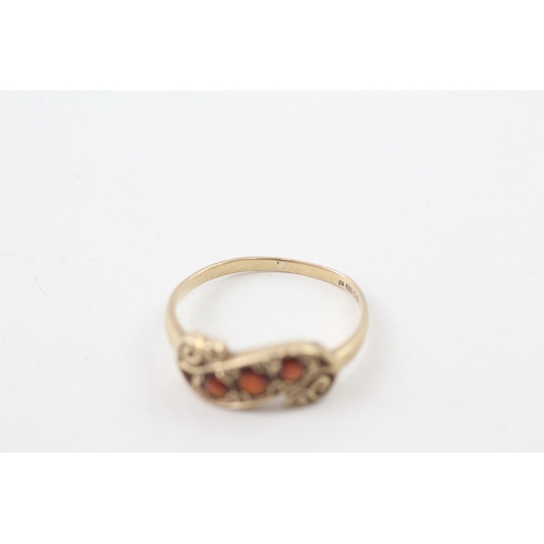 134 - 9ct gold three stone garnet ring (1.7g)