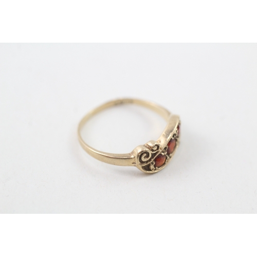 134 - 9ct gold three stone garnet ring (1.7g)