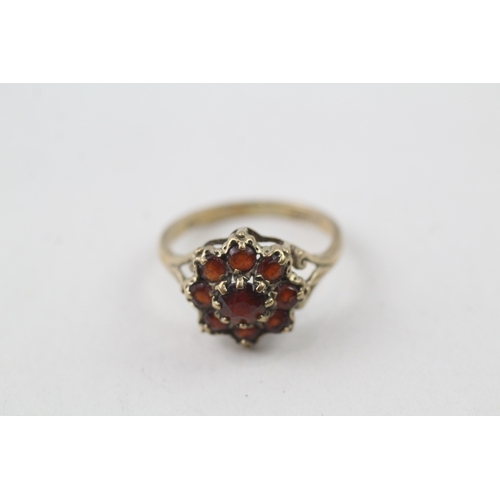 138 - 9ct gold garnet flower cluster ring (1.9g)