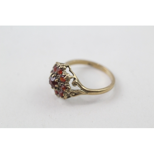 138 - 9ct gold garnet flower cluster ring (1.9g)