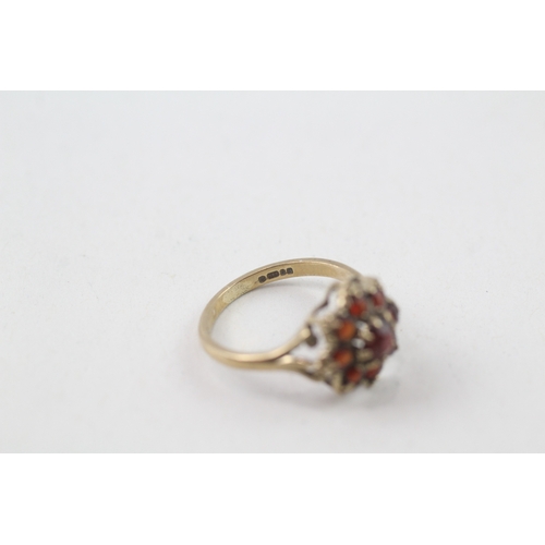 138 - 9ct gold garnet flower cluster ring (1.9g)