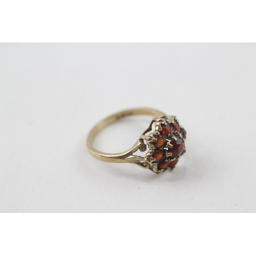 138 - 9ct gold garnet flower cluster ring (1.9g)