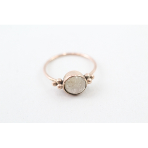 139 - 9ct gold and moonstone ring (1.5g)