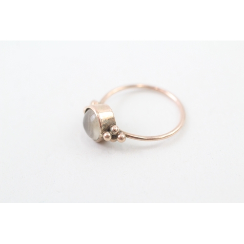 139 - 9ct gold and moonstone ring (1.5g)