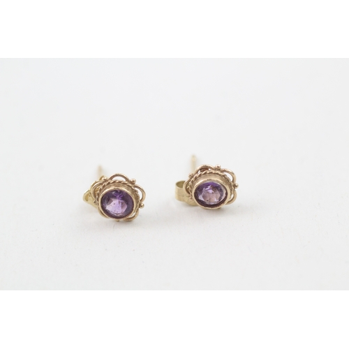 147 - 9ct gold and amethyst bezel set stud earrings (0.6g)