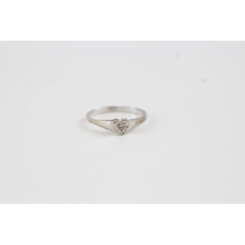 148 - 9ct gold diamond heart set ring (0.9g)