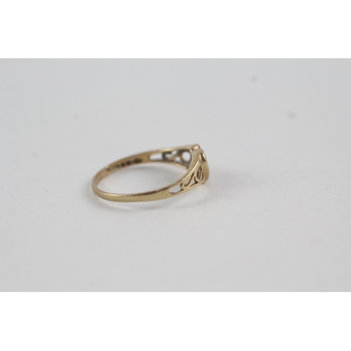 152 - 9ct gold and diamond heart ring (0.8g)