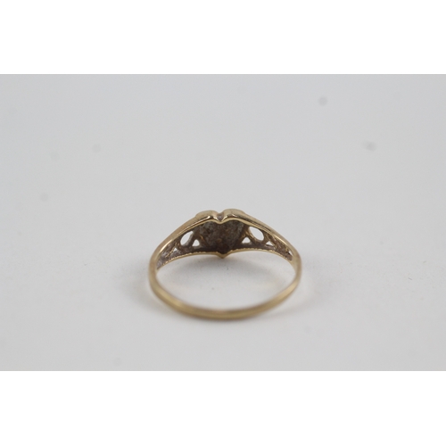 152 - 9ct gold and diamond heart ring (0.8g)