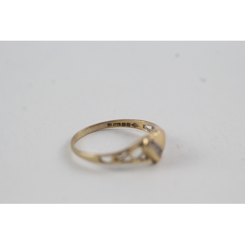 152 - 9ct gold and diamond heart ring (0.8g)