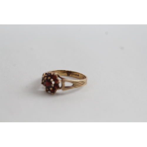 153 - 9ct gold and garnet flower cluster ring (2g)