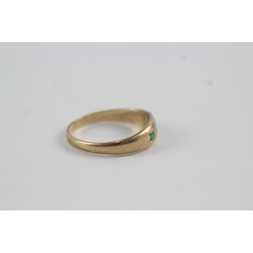 157 - 9ct gold and emerald flush star set ring (1.8g)