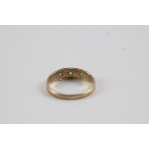 157 - 9ct gold and emerald flush star set ring (1.8g)